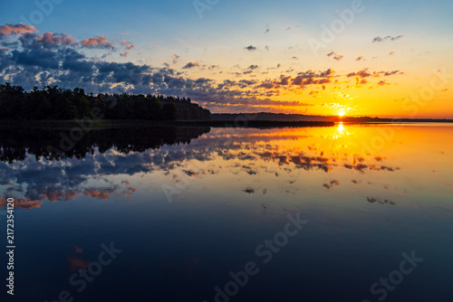 Sonnenaufgang in Seedorf am Schaalsee mit Wolken und Spiegelung