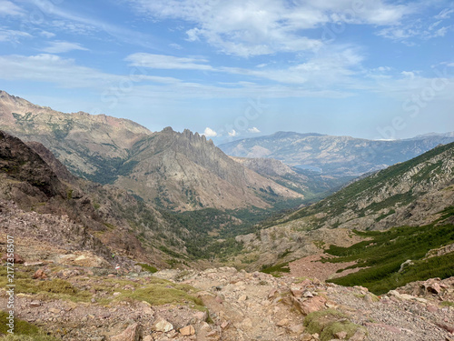 Fotografía Sentier de randonnée du GR20 menant à Bocca di Foggiale, au cœur des montagnes c