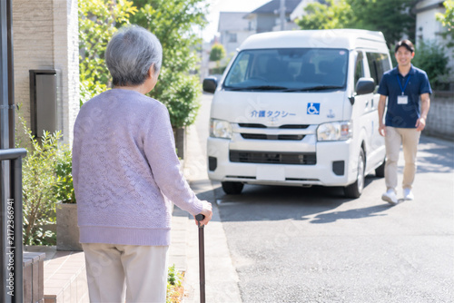  介護タクシーの予約・迎車