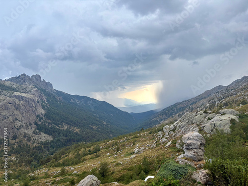 Obraz na płótnie Ciel orageux spectaculaire au-dessus des montagnes corses près du refuge d’Asina