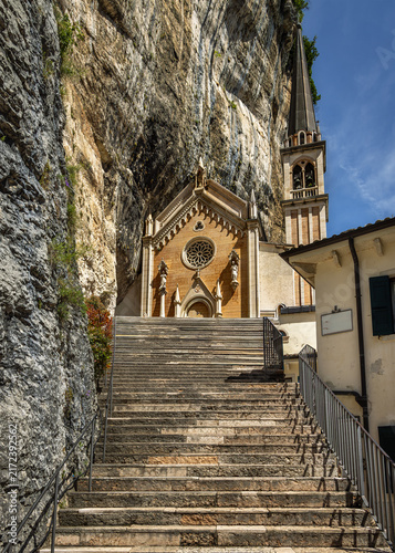 Fotografía Madonna della Corona Sanctuary – the church in Spiazzi (Caprino Veronese) on the Monte Baldo massif, high above the Adige Valley in Italy