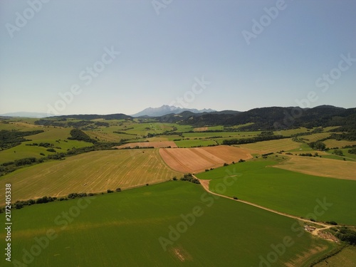 Słowacja - piękne pola z widokiem na góry Tatry, zdjęcie wykonae dronem. Pola, góry, Tatry, miasteczko, piękne miesjca