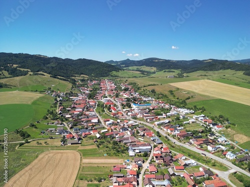Słowacja - piękne pola z widokiem na góry Tatry, zdjęcie wykonae dronem. Pola, góry, Tatry, miasteczko, piękne miesjca