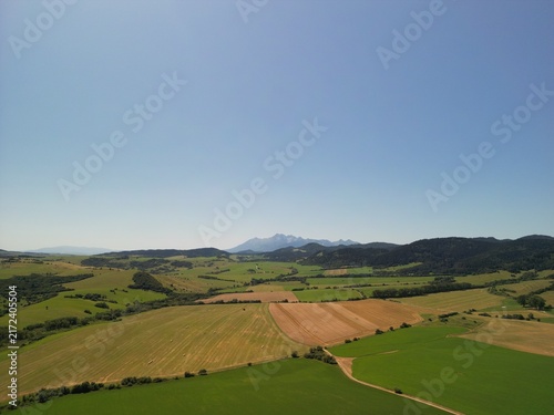 Słowacja - piękne pola z widokiem na góry Tatry, zdjęcie wykonae dronem. Pola, góry, Tatry, miasteczko, piękne miesjca