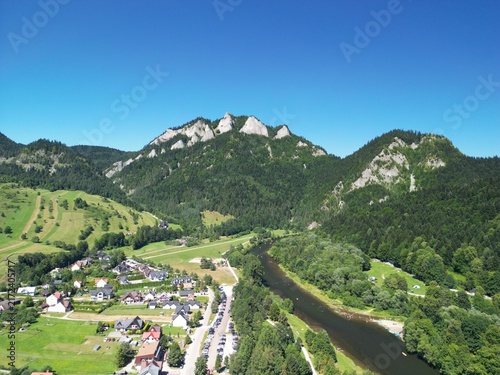 Pieniny - Polska
Piękne góry i szczyty, Trzy Korony zdjęcie wykonane dronem. Przyroda, góry, Pieniny, Dunajec, rzeka, Trzy Korony, podróże