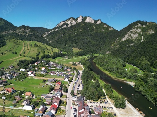 Pieniny - Polska
Piękne góry i szczyty, Trzy Korony zdjęcie wykonane dronem. Przyroda, góry, Pieniny, Dunajec, rzeka, Trzy Korony, podróże
