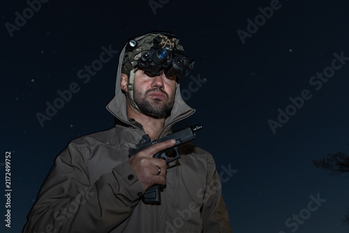 Bild auf Leinwand Civilian tactical scout with advanced quad-tube night vision goggles and thermal
