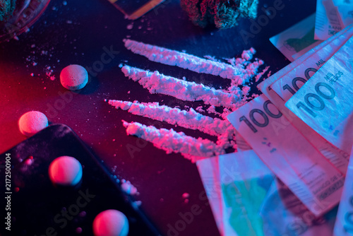 Fotografía Drugs and Colombian money at a nighttime party; a conceptual depiction featuring