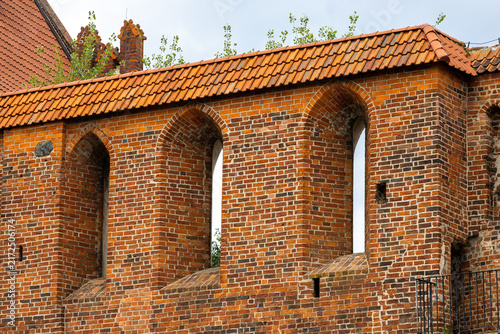 Fotografía Historic defensive brick walls with Gothic arches stand in Torun