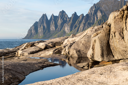 Malerischer Blick auf den Aussichtspunkt Tungeneset und die Okshornan Berge auf der Insel Senja, Norwegen
