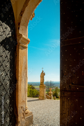 Obraz na płótnie Arched Doorway With Statue View