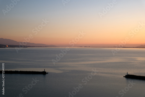 大津港付近から見る早朝の琵琶湖風景　遠くに琵琶湖大橋が見える