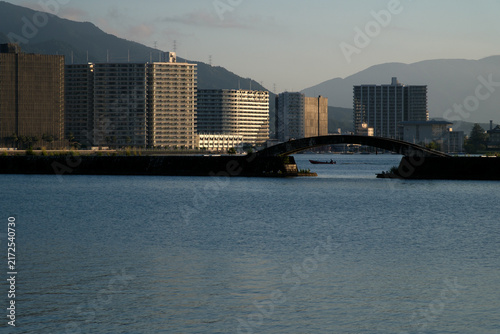 琵琶湖大津港付近から見るマンションが建ち並ぶ朝の琵琶湖岸の風景