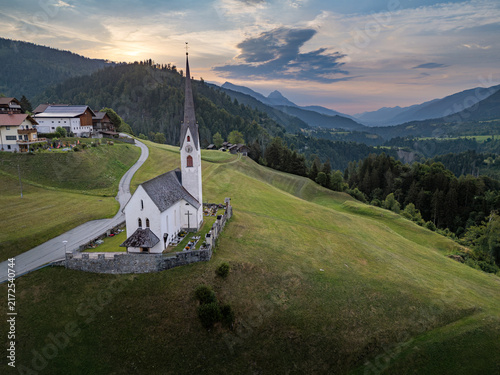 Foto Elevated view of the parish church of Birnbaum on a green hill overlooking the L