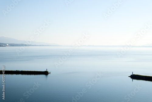 大津港付近から見る朝の琵琶湖風景　遠くに琵琶湖大橋が見える
