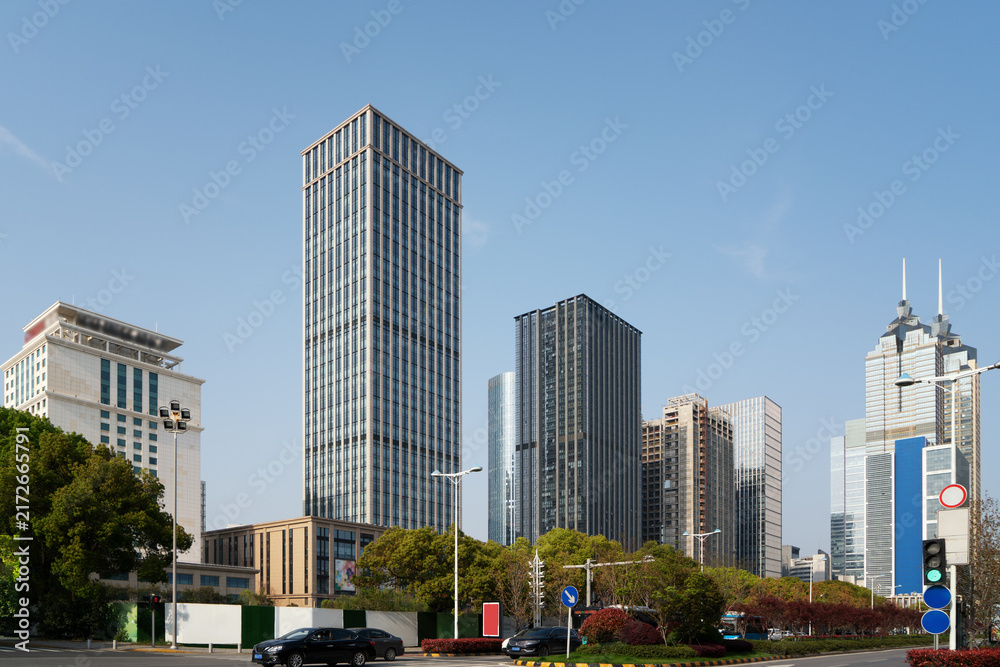 Obraz premium Modern urban skyline with multiple tall buildings under clear blue sky