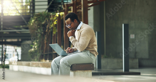Foto Thinking, corporate and black man in city with laptop, research and valuation report for real estate