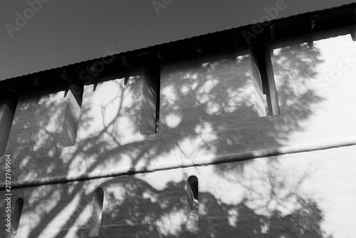 Foto Ancient stone monastery fortress wall in monochrome, featuring repetitive vertic