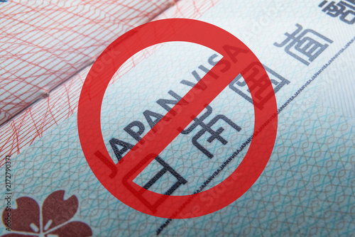 Foto Entry ban, visa cancellation, visa ban, visa crossed out in red Visa in passport for world travel, Japan visa, tour, airport, customs, news, closed borders, nationality