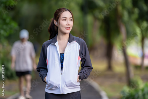 Foto Asian woman stretching before a workout in a public park to maintain a healthy lifestyle