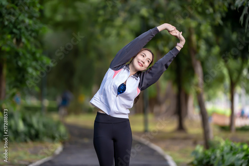 Foto Asian woman stretching before a workout in a public park to maintain a healthy lifestyle