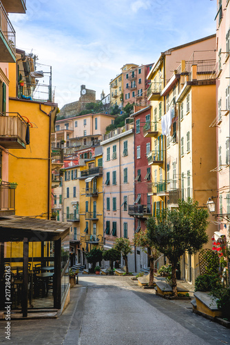 Фотография Colorful hillside buildings on a quiet Italian street