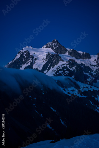 Foto SnowCapped Mountain Peak at Blue Hour With Low Clouds and Glaci