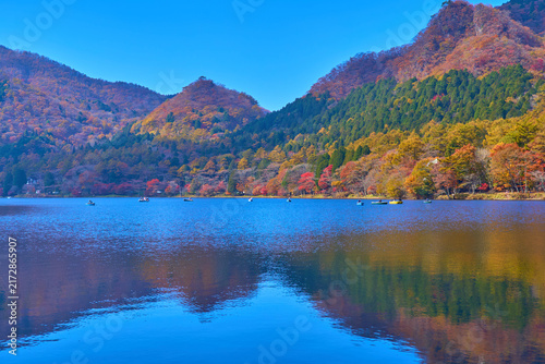 Foto 秋の群馬県高崎市の榛名湖畔から西側の榛名湖と紅葉の山々の眺望(釣り船,鬢櫛山,掃部ヶ岳など)