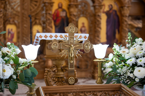 Obraz na płótnie Golden altar cross with rays and floral background