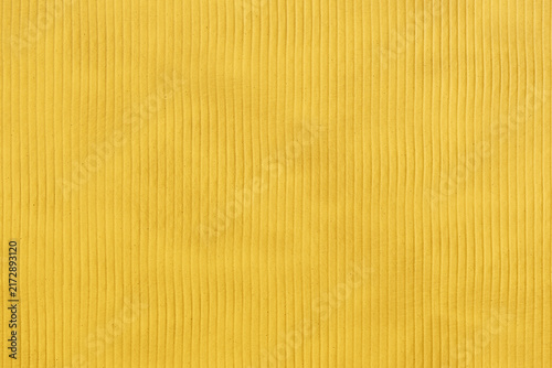 Superficie gialla con righe verticali regolari e texture corrugata. Immagine minimalista e geometrica, ideale per sfondi, packaging, design contemporaneo e progetti grafici.