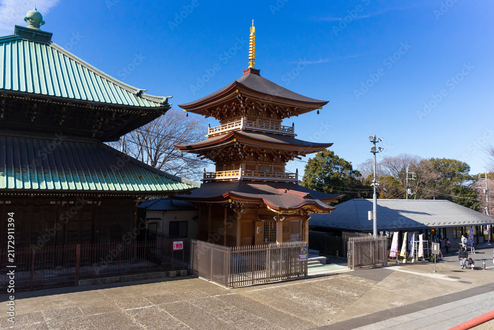 Obraz premium Beautiful Ikegami Honmonji Temple with blue sky in Tokyo, Japan.
