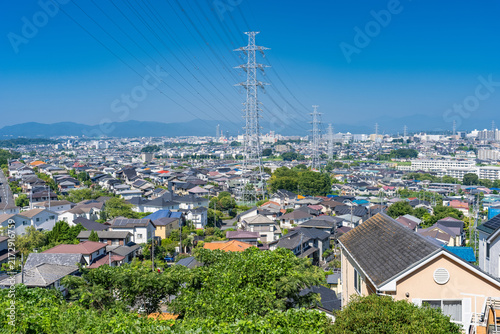 東京都日野市の高台から見下ろす広大な住宅街と送電鉄塔
