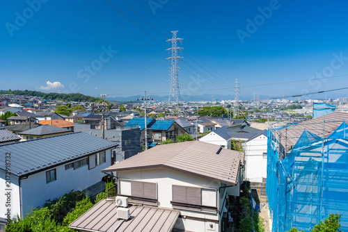 東京都日野市の高台から見下ろす広大な住宅街と送電鉄塔
