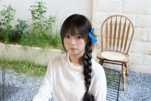 Foto Outdoor portrait of a beautiful Chinese girl holding a lollipop.