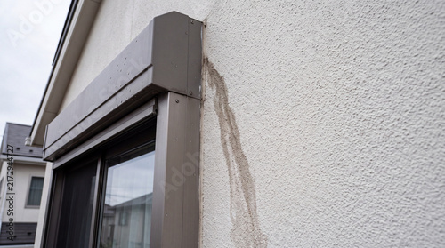 Fototapeta 住宅のシャッターボックス周辺に発生した雨水による外壁の雨染み