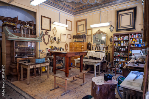 Obraz na plátně Laboratorio di artigianato dove si eseguono lavorazioni di restauro di oggetti di antiquariato