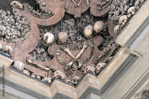 Foto Human skulls and bones arranged as decorative memento mori inside the ossuary ch