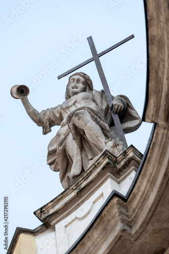 Canvastavla Allegorical statue of Faith holding a cross on the facade of San Francesco di Pa