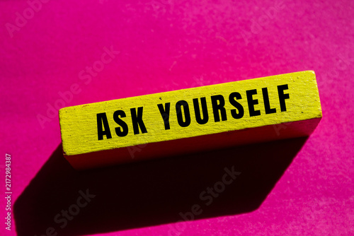 Foto Ask Yourself text concept photo, emphasizing introspection and self reflection
