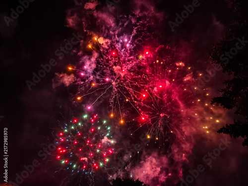 Canvastavla Fuegos artificiales dorados y destellos rojos iluminan el cielo nocturno en una espectacular exhibición pirotécnica de celebración