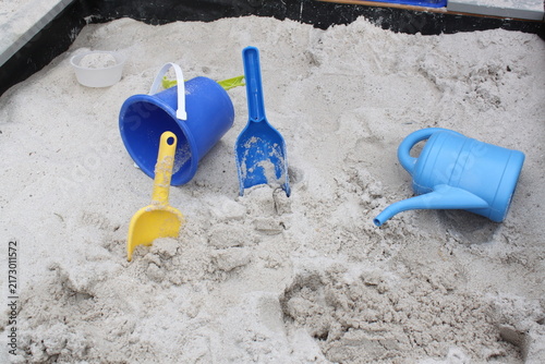 Sandkasten mit Kinderspielzeug Kinder