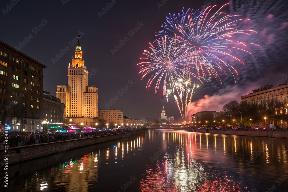 Naklejka premium Fireworks forming a beautiful circular burst over a festive city celebration, colorful reflections, cinematic night photography, ultra realistic, 8K