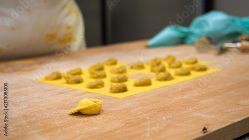 Foto Expertly crafting delightful vegetarian stuffed tortellini a traditional Italian