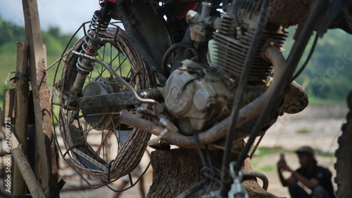 Foto Close-up of motorcycle engine and rear wheel modified with rope for traction