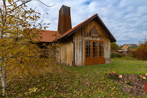 Foto Historical wooden brine well shaft building at Drohobych saltworks in autumn