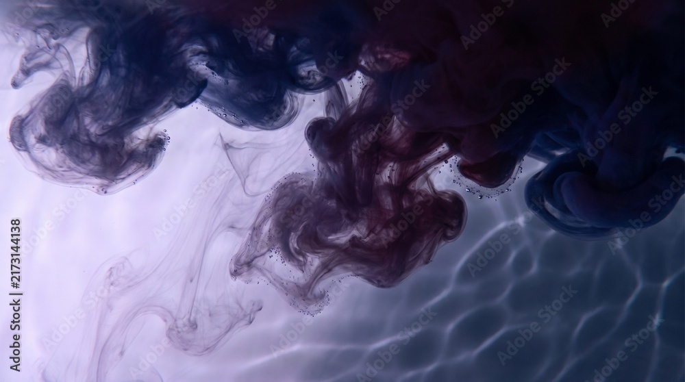 Obraz premium Dark blue and purple ink diffusing in clear water creating abstract liquid smoke patterns