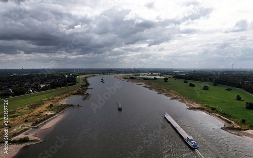Der Rhein mit Niedrigwasser im August 2026 bei Duisburg Beekerwerth - Ruhrgebiet, NRW