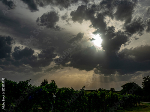 Foto Sonnenstrahlen dringen durch den dunklen Wolkenhimmel