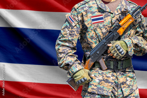 Fotografía Thailand flag with soldier holding assault rifle