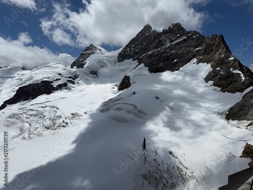 Photography 2026년 7월 스위스 사진

스위스 알프스의 만년설과 빙하가 펼쳐진 고산 풍경

Snow-Covered Peaks and Glacier Lan